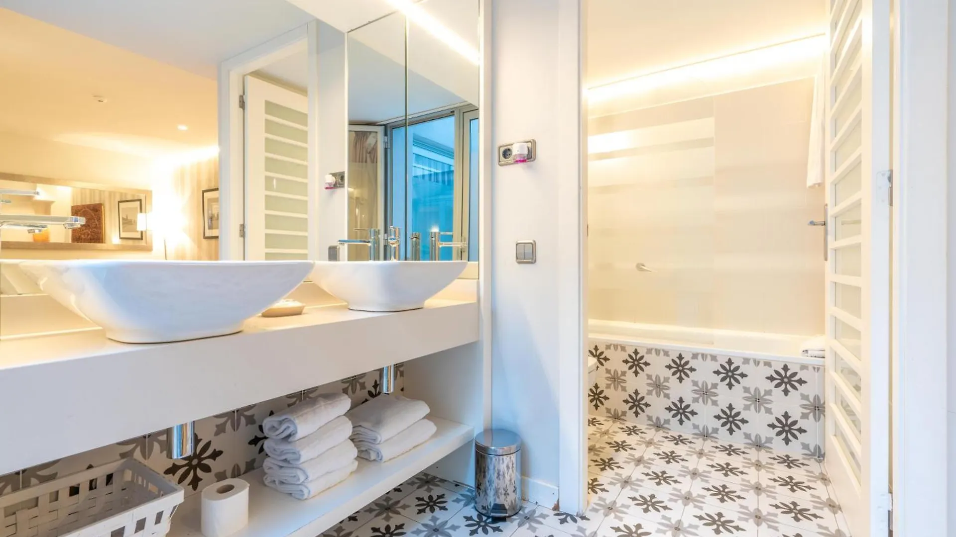 Serennia Fira Gran Via Exclusive Rooms Оспиталет-де-Льобрегат 2*,