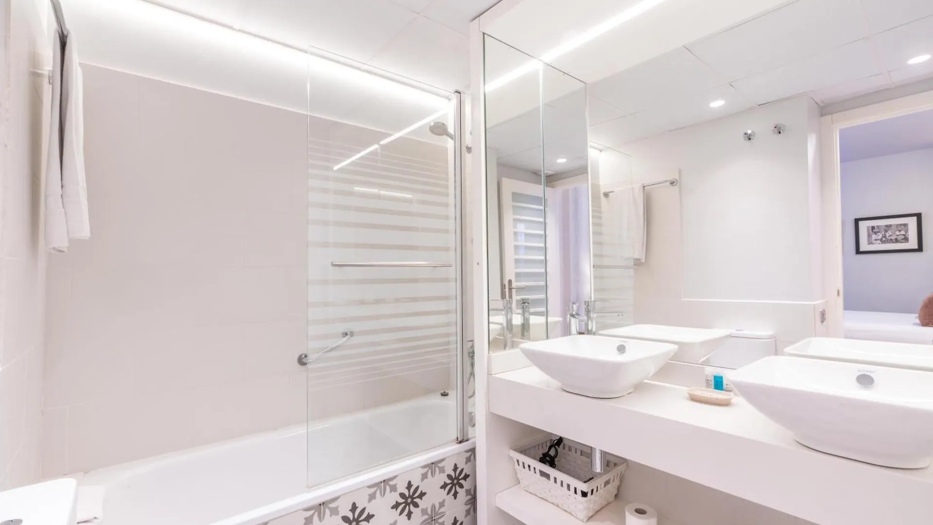 Отель Serennia Fira Gran Via Exclusive Rooms Оспиталет-де-Льобрегат
