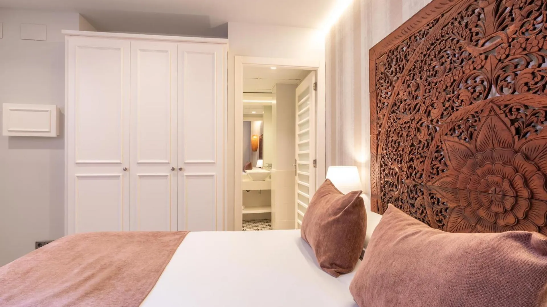 Отель Serennia Fira Gran Via Exclusive Rooms Оспиталет-де-Льобрегат