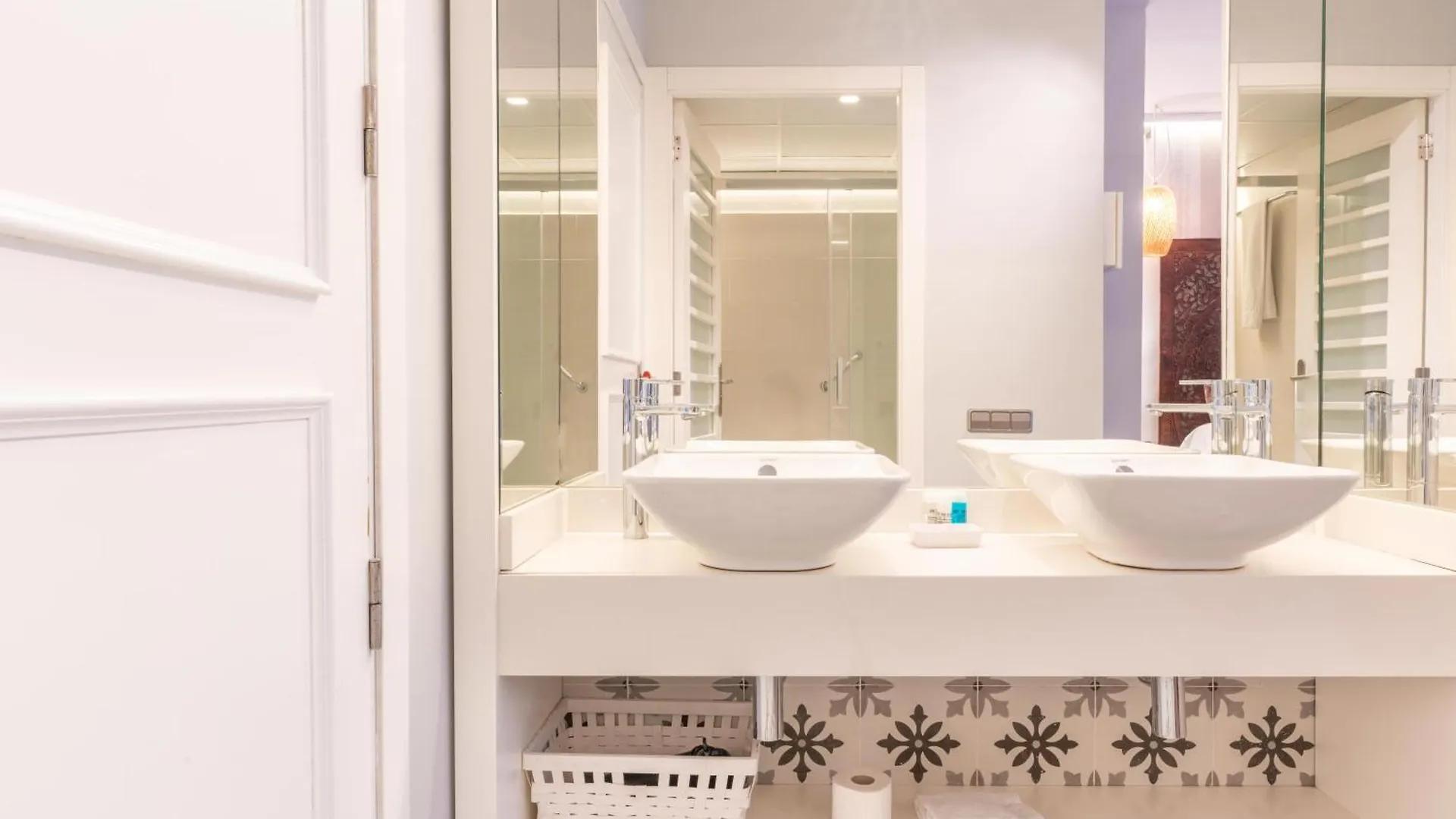 Serennia Fira Gran Via Exclusive Rooms Оспиталет-де-Льобрегат Отель